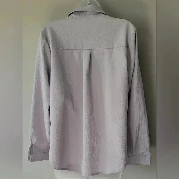 Size LARGE Women's Textured light silvery Gray Button Down Collared Shirt - Picture 3 of 9